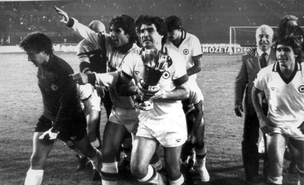 Finale Coppa Italia 1980-81: Di Bartolomei col trofeo, insieme a Tancredi, Turone e Conti. (Ansa)